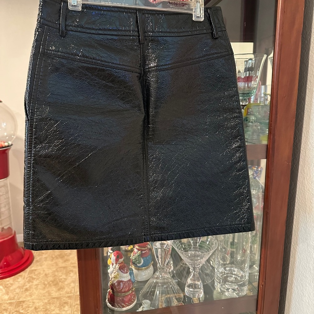 H & M  Crinkle,  Faux Patent Leather Mini Skirt, Front Zipper -Retro Disco- SZ 6 - Picture 4 of 6